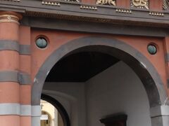 スイス門
名前は、昔スイス兵が守っていたところに由来するそうです。通りぬける時に天井を見上げると、古さを感じるハプスブルグ家の紋章が描かれていました。一見の価値があります。