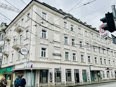 バスを降りたら、向かい側のHotel am Mirabellplatzへ。