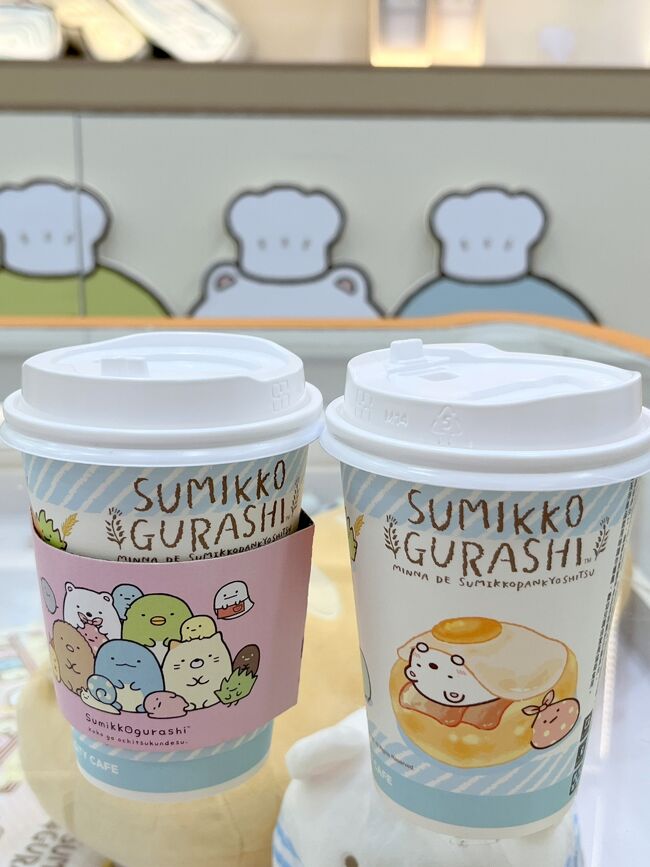 ホットのカフェラテ　中杯<br /><br />コップが可愛すぎる<br />カップホルダーも可愛すぎる