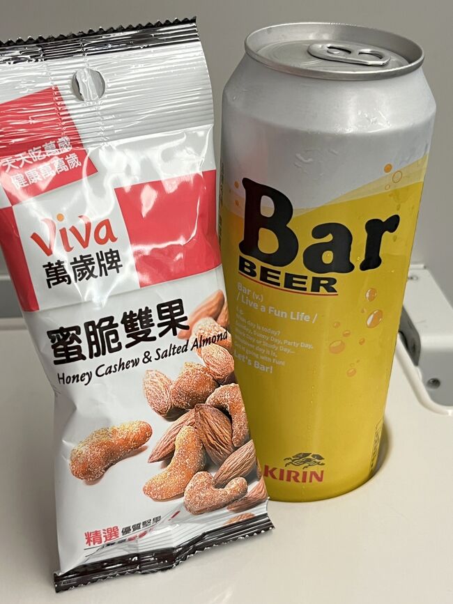 台北駅から高鉄に乗ります<br /><br />車内は日本人が多かったです<br />日本の新幹線内より日本人率が高いんじゃ・・・<br /><br />とりあえずビール飲む<br />ナッツ買ったけど食べなかった