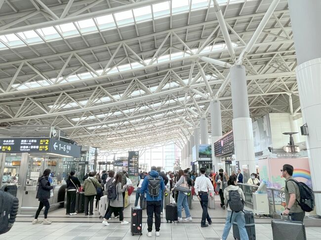 左営駅に到着しました<br /><br />まずはロッカーにスーツケースを預けます<br />空いているか心配だったけどあったー<br />良かった