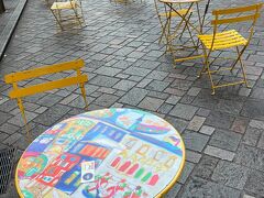 丸の内仲通りはこの時間、歩行者天国。
