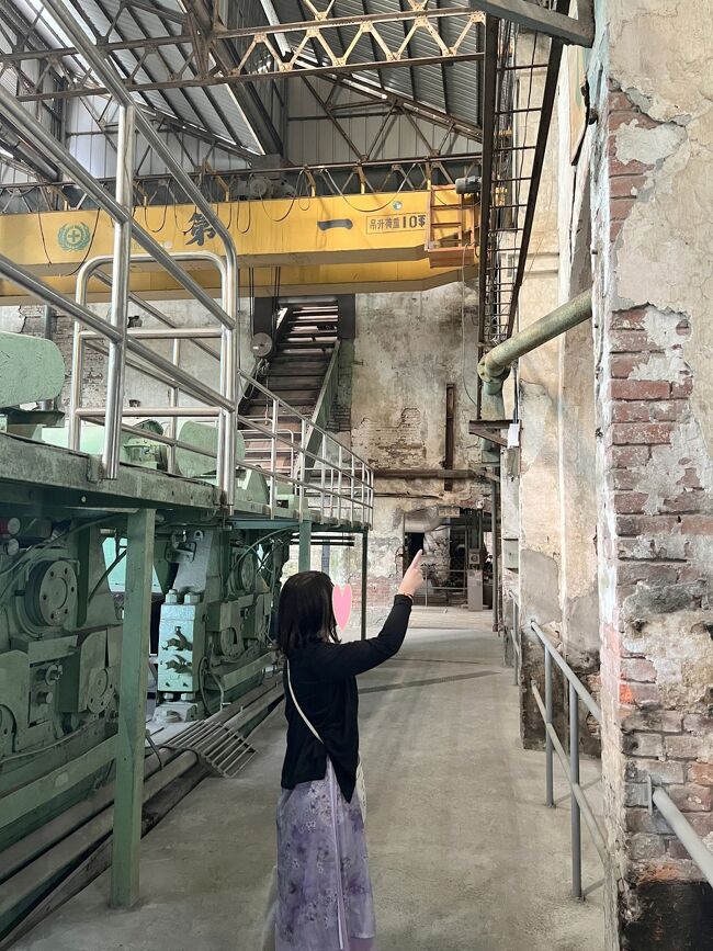 工場でチェックする人風