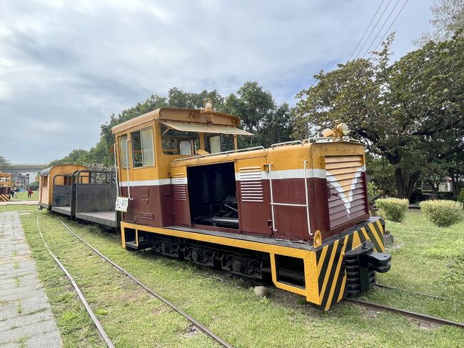 サトウキビを運ぶ列車が並んでいます