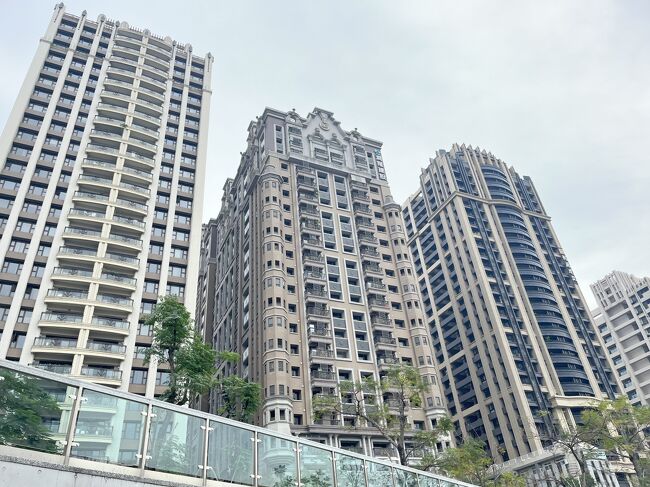 外に出ると巨大マンション群！