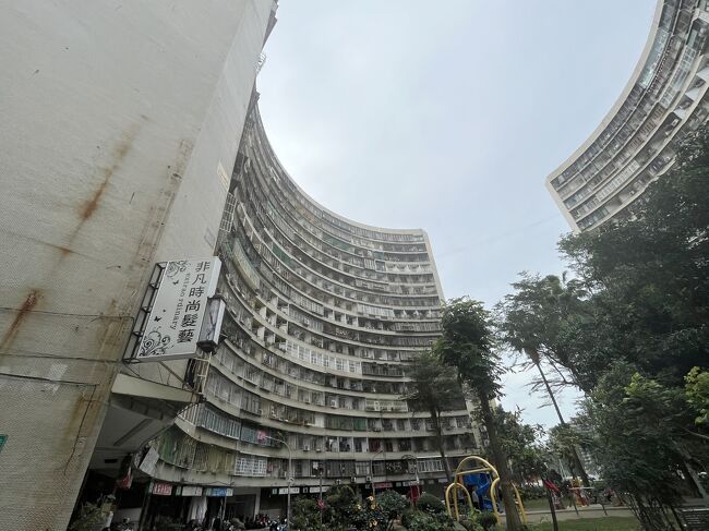 ここの建物、形がすごいんです