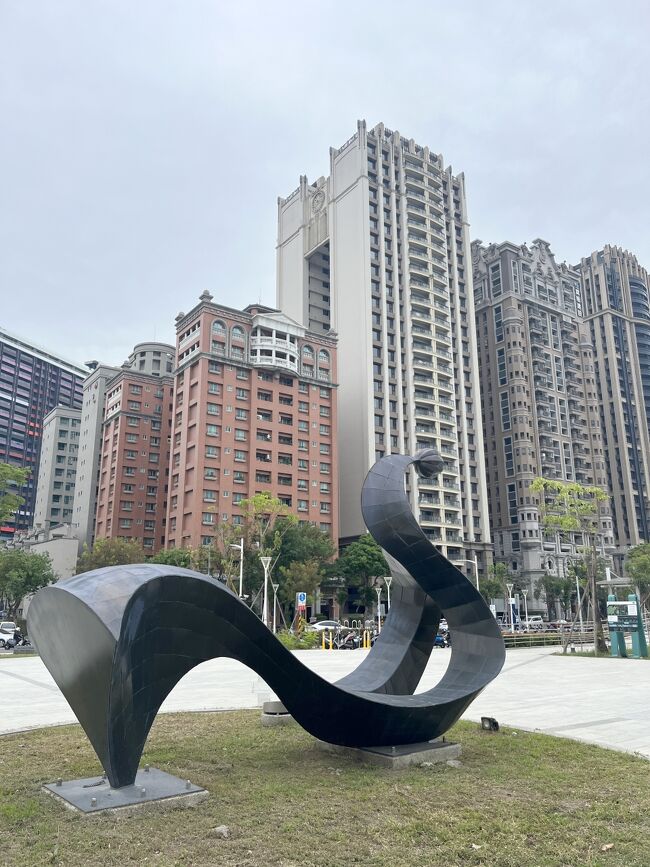 それでは駅に向かいましょう<br /><br />左営駅でスーツケースを取り出してホテルに向かいましょう<br /><br />