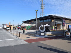 予定より早く常総インターに到達したので道の駅常総に立ち寄ってみました。人気の施設なので既に来場者が多くメロンパンは完売し店内は人混みとなっていました。
