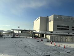 今朝の広島空港には雪が積もっていた。
空港までたどり着けて良かったー。