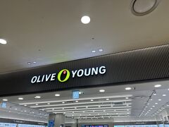 エレベーターでGまで降りたら
ロッテモールでした。便利～。

韓国コスメに疎いですが、予習して行ってみたかった
オリヤン。
なにを買ってよいのやらわからず、見学だけ。
