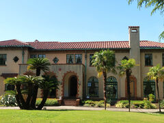 　アメリカ人建築家モーガンが設計したベーリック・ホールにやってきました。こちらは山手111番館と同じく、スパニッシュスタイルの洋館です。