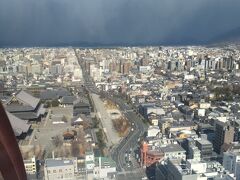 　タワーサンドで買い物を楽しんだ後は京都タワーに行きました。
　京都タワーは海のない京都の街を照らす灯台をモチーフに建造され、東京オリンピックが開催された1964年に完成しました。京都市で一番高い建物となっており、京都を訪れた人たちにとっての観光のスタート地点として人気を博しています。また、京都タワーは夜の時間にはLEDでライトアップされます。ライトの色は変化します。
　京都タワーから見た京都の街並みは絶景でした。