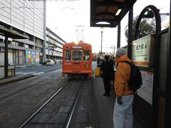 松山市街中心から、この古い路面電車に乗って道後温泉に向かいます。

