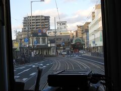 松山市内線・城南線の終点、道後温泉に到着。
中央やや右手にハイカラ通りが見えます。
https://youtu.be/0LqB_oFspJs制動操作がまったく分かりません！
