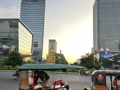 目的地は駅。
早朝はさすがに道は空いていました。
もっともホテルからは1.6km程度。歩ける距離です。

写真は駅入口から街を撮ったもの。
乗ってきたトゥクトゥクが写ってます。