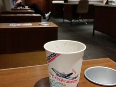 搭乗ゲートにいちばん近いラウンジでひと休み。
ラウンジを出て、目の前が今回の搭乗ゲートでした。