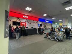 空港に到着して、ゲート付近にある「ＡＶＩＳ」レンタカーへ。
クライストチャーチ空港はこじんまりとしているので、レンタカーを借りるのも便利です。
