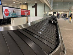 12月27日（金）

日が変わった頃、バリに到着。

事前にe-VOA（Visa On Arrival）取ってたから、自動化ゲートへ直行でイミグレ秒で通過。
（到着後にカウンターでVOA取っても自動化ゲートは使えます）

深夜に延々とイミグレ行列してた頃に比べたら夢のようだけど、しかし今回も「私の荷物は出てくるのが遅いの法則」発動。