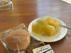 ランチ第1弾ココナッツアイスに続く第2弾は、スイカ半パックと、機内食のパンとバター。
パンパンだったパンは下界に降りたからもうパンパンじゃない。