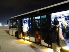 定刻より早く（5:50着のところ、5:30くらいに到着）ミラノ・マルペンサ空港に到着。
バスで空港内に向かいます。
寒～い。