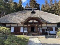 そのまま隣にある常楽寺へ。茅葺屋根が見事。裏手には石造りの多宝塔が置かれており、神聖な空気が漂っていた。