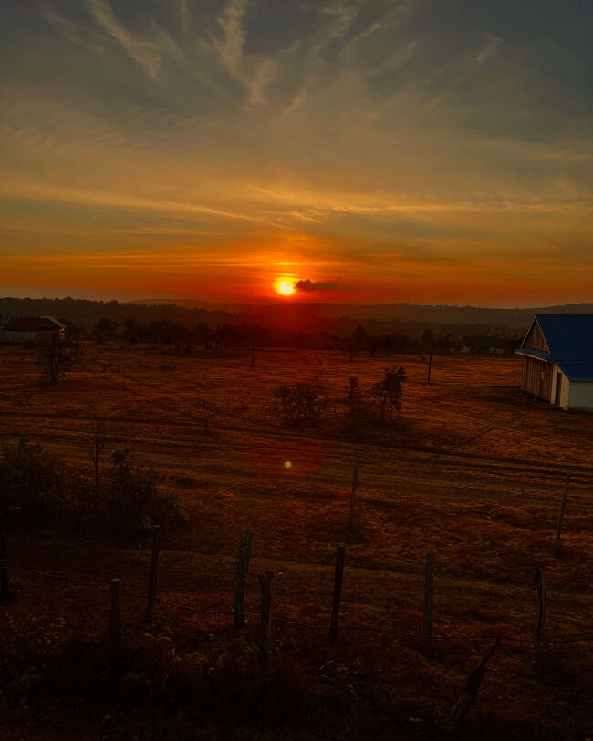 カンボジア旅行のモンドルキリ州のプータン村のホームステイには夕日鑑賞が素晴らしかったです。