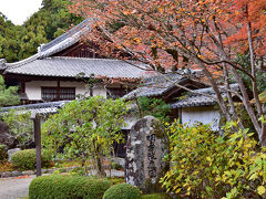 紅葉に彩られた白門入り
この庭は池泉回遊式庭園で、
桃山、江戸初期、江戸中期の三庭からなり、
どの庭も紅と緑に囲まれ幽玄の世界。
それでは、入りましょう。
