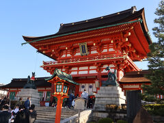 2日目の日中は、京都の日帰りバスツアーで、伏見稲荷大社、清水寺、金閣寺、嵐山を回りました。
京都駅集合で、まずは、伏見稲荷大社へ。
