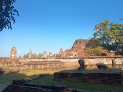 12/31（day-4) 8:50 am
ワットプラマハタート(Wat Phra Mahathat)

先日借りたバイクは別の店ですがバイクはホンダのスクーピー（アユタヤのレンタルバイクはコレが多い）で身長176cmの私には少し窮屈。