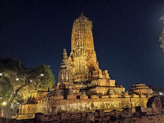 12/31（day-4) 20:20
ワットプララーム(Wat Phra Ram)

入口で21時までですよーと言われました。