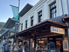 朝食はFergbakerのパンを買いにやってきました。
一昨日食べたハンバーガー屋Fergburgerさんの隣、同じFergなので経営は同じなんでしょう。

6:00から営業しているパン屋さんで、7時前なのに多くの人が買いに来てました。でも、さすがにこちらは購入までに2組待ちぐらいですぐに買えましたが^^