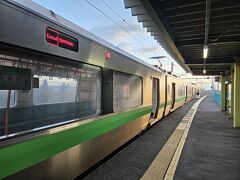 改札を出てみたかったが、乗り換え時間が8分しかなく、大学生でもないので遠慮する。
ちょうど夕陽の時刻に差し掛かり、本日も晴天でありましたな。

沿線のロイズタウンでチョコレート爆買いしたかったが、もうすぐ閉店の時間。
残念。