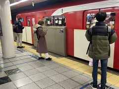 新宿駅から丸の内線に乗り換えて、息子の甥っ子達に会う為に滞在先のホテルへ向かいます。
丸の内線、久々に乗りました！