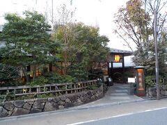 目的地はここ、かんだやぶそばです。
子供のころ父親に連れられて訪れたのを皮切りに何回か来ていますが、前回は火事の前ですから、もう十余年まえですねぇ。そのときのかけの茹で具合が悪く、それからもこの界隈にはよく足を運んでいたのですが、いつもまつやに行っちゃってました。
