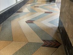 本日の宿泊先はシタディーンなんば大阪です。
昭和初期に建設された高島屋東別館(当時は松坂屋大阪店)
をリノベーションしたホテルです。

高島屋の当時の床材でしょうか。
テラゾーがいいですね。大事にしてほしいです。