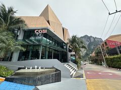 【まだ雨が残るクラビ（ピークシーズン直前）に行ってみた】

まあ、そんな景色を楽しみながら、漸く騒がしいクラビのメイン通りに辿り到着。

結構、「クラビタウン」から離れているのねぇ...

本日、予約したホテルは「COSI AO NANG」ホテル。

ここは以前、「サムイ島」で初めて泊まって、その時はロケーションも最高、部屋も綺麗で結構良かったので、今回もここでも予約してみた。

https://4travel.jp/travelogue/11915118