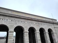 ブルク門をくぐり、英雄広場へ向かいます。