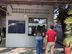 トゥール・スレン虐殺博物館に15時頃到着しました。
欧米人がたくさん来ています。
入場料５ドル
オーディオガイドも５ドルでレンタルしました。