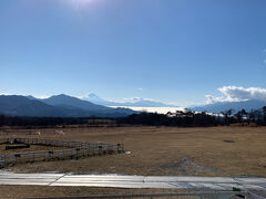 お腹がいっぱいでソフトクリームは食べられませんでしたが、テラスから雲海が見えました。写真中央の白い部分。