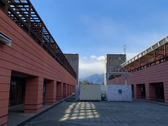 清泉寮を後にして、２日目は小淵沢のリゾナーレ八ヶ岳へ。２泊目のお宿です。午前中に小学生の息子が森の空中散歩に参加したかったのですが、空きがなく断念、残念！ちゃんとサイトチェックして予約するべきでした～。チェックイン前からプールが利用できるので、プール「イルマーレ」へ。写真はないですが、素晴らしいプールでした！