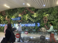 1年ぶりのスカルノハッタ空港、第３ターミナル。
移動しながらKlookで購入したeSIMを起動し、無事開通。