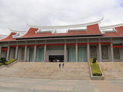 立派な建物の陳嘉庚記念館（写真）を見学します。