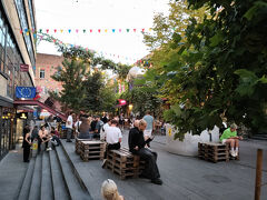 ホテルだけでなく、中庭にはホットな飲食店やギャラリーが広がっています。
夕方の食事時だったこともあり、若い人や観光客でにぎわっていました。
我々はギャラリーをふらりと見て回ってきました。