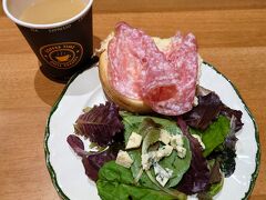 ホテルの朝の食事はこんな感じだ。フィレンツェの蚤の市で買った皿を、早速使ってる。