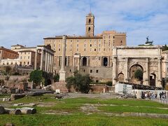向こうに見える建物はローマ時代の公文書館、タブラリウムだ。ローマ時代の部分は土台だけ、上に乗っかっているのは、ルネッサンス時代にミケランジェロが設計した市庁舎だ。ローマの街は、ローマ時代の建築物を有効活用して、造られている。