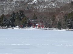 赤城神社が見えます。湖上を歩いて行けそうですが、大沼の方は安全確認が取れていないようで、まだ立入禁止でした。