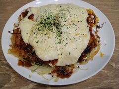 徒歩でお好み焼き屋へ。

府中方面の「府中焼き」を、たべてみたくてしらべていたお店。
特徴はミンチわ使うらしい。

トッピングで大葉とチーズを入れた。
女子っぽいチョイス！

ミンチで油っぽいのかな～と思ってたけどそんなことはなかった。
というかミンチ入ってたのか？よく分からなかった…が、大葉とチーズは美味しいので良し。