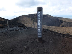 さらに進むと剣ガ峰という山頂に着きました。
ここからだと島と火口をセットで見ることができました。
【11:00】三原山登頂