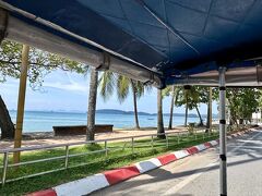 【ホテル移動する。／クラビ】

アオナンビーチの海岸線を、トゥクトゥクで走っているだけなのに....あゝ、えらく気持ちえぇ～。

気温も暑くも無く、寒く無く...なんだか、吹き抜ける風が本当に爽やかだ。
