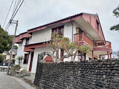 旧 西村伊作邸
駅前商店街を右に曲がると右手に存在感のある石積みの塀が見えてきます

